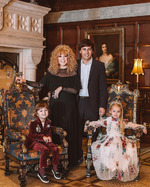 Максим Галкин разместил роскошную семейную новогоднюю фотографию